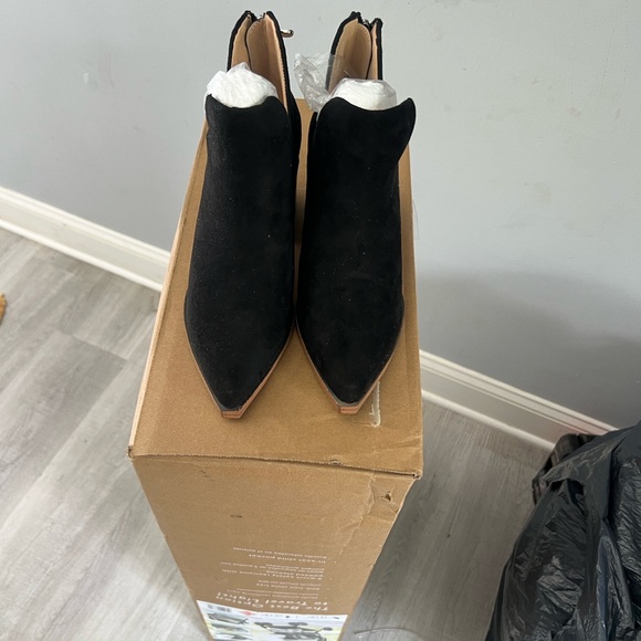 Shoes - Chic‎ Black Suede Ankle Booties